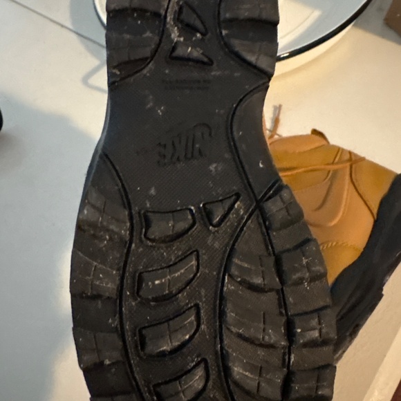 Nike Boots boys size 6 - Picture 2 of 2